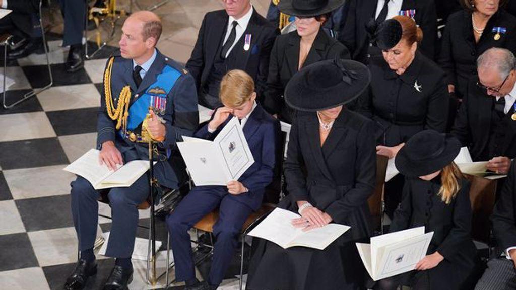 小王子|乔治小王子泪送曾祖母，懂事模样触动王室粉丝的心