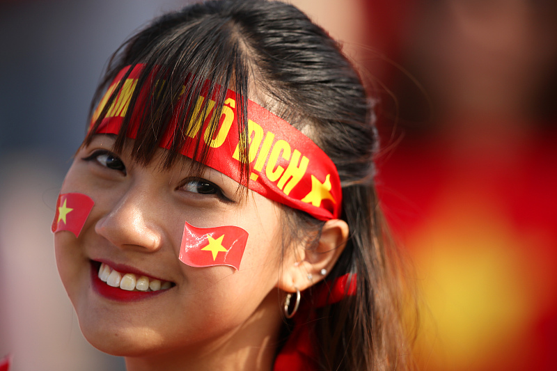 国足|别奇怪国足输球了，看看越南体育课、收废品的前锋、卖菜的队长吧