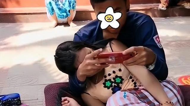 邋遢男子抱着女友坐地玩游戏，看到女友正脸后，网友很不理解
