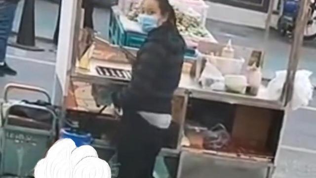 聋哑人摆摊遭同行欺负，热心店主为她不平