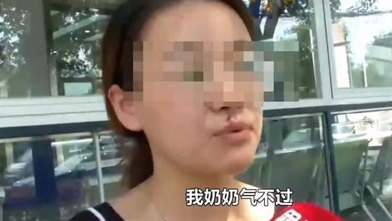 暴躁女掌掴司机吐口水，不料遇到硬茬子，反被揪着头发一顿打