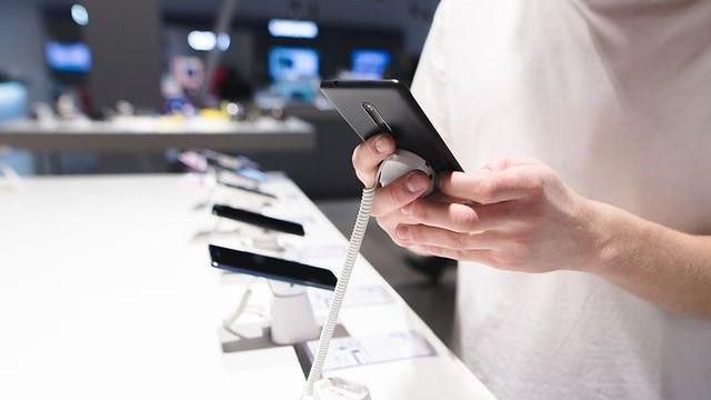 Netflix|从年赚40万到月亏2万，店老板揭秘年轻人为何不买手机了