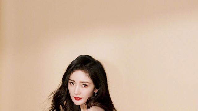 杨幂|杨幂一袭白色抹胸长裙大秀香肩！肤白貌美大长腿性感撩人