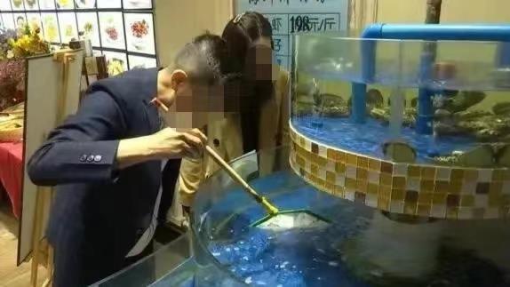 一男子点100一斤“基围虾”，吃完后得知是白虾，一怒之下发到网上遭店主索赔