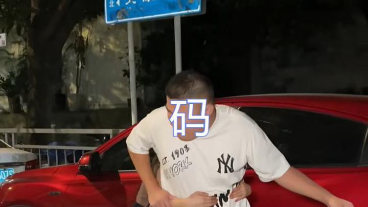 广东女子深夜路边喝酒，老公是上门女婿，被父母嫌弃训斥回娘家了