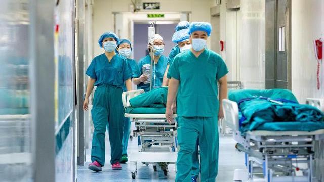 医生|某三甲医院的医生薪资被曝，刷新了大家的认知，比想象中还高！