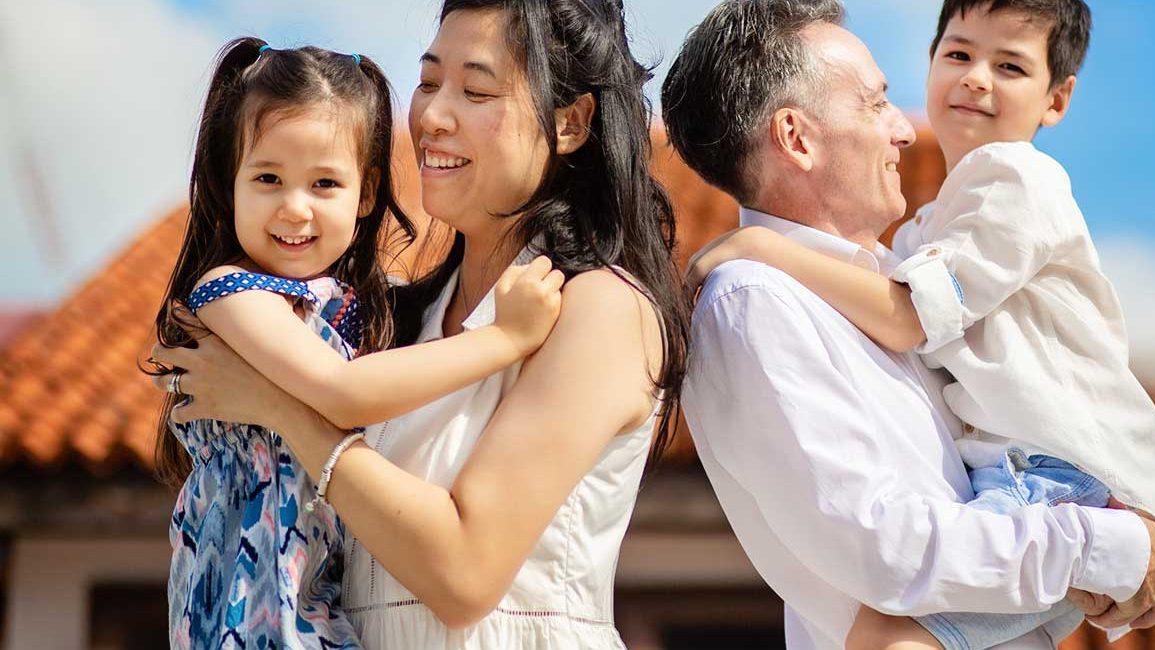 在跟家人一起自拍全家福的时候，这几个摄影装备要带好