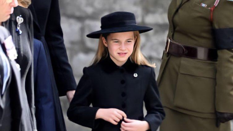 夏洛特公主|7岁夏洛特与乔治聊天，被卡米拉严厉训斥，她后面的梅根眼神凌厉