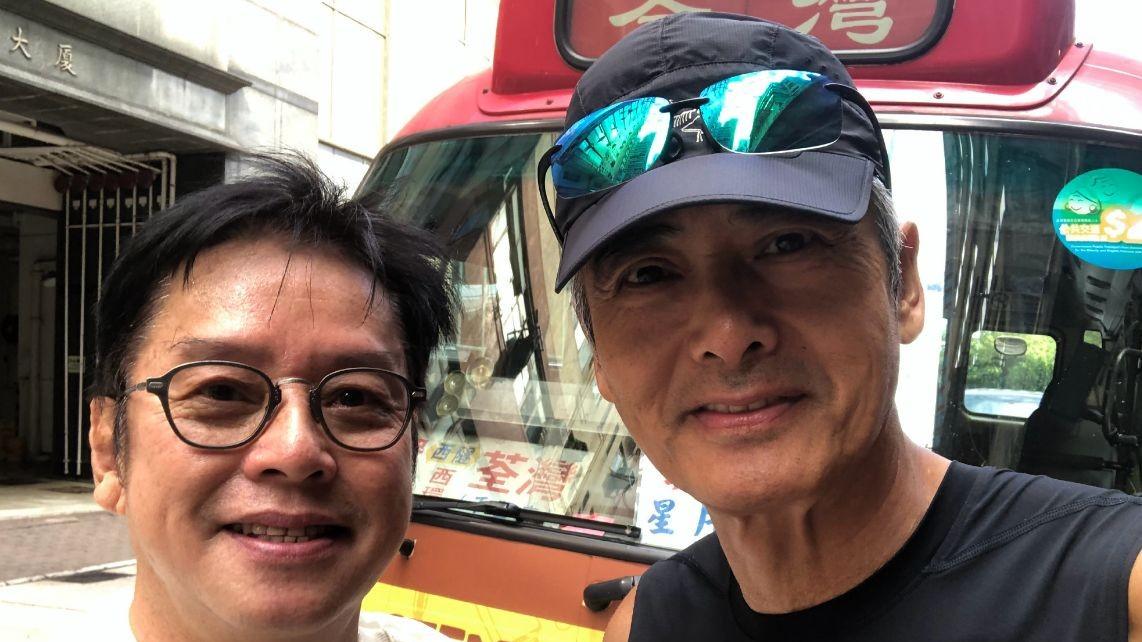 周润发|谭咏麟晒与周润发合照，67岁周润发脸色憔悴，相差5岁对比明显