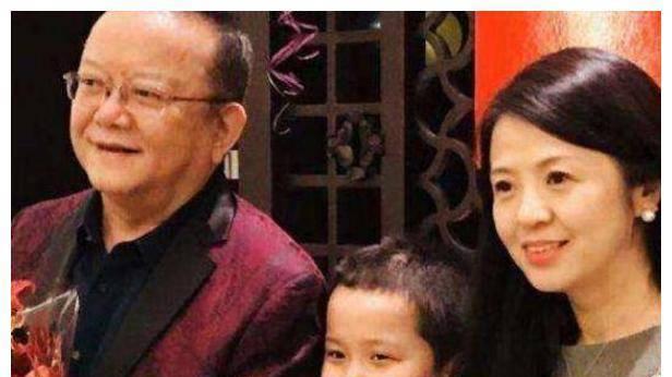 明星|71岁王刚生活有多苦？老婆每月消费上百万，与儿子年龄相差60岁