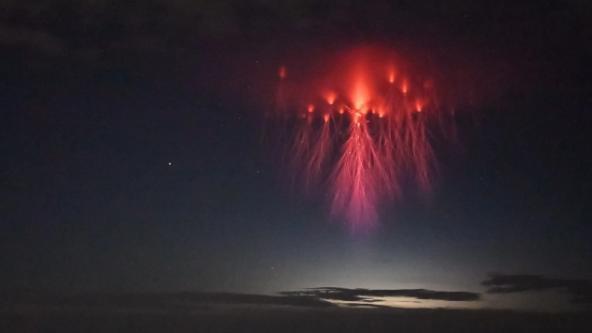再次出现！“红色闪电”环绕地球上空，科学家：不是风景而是警告
