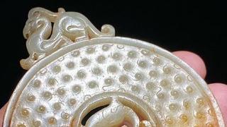 和田玉籽料|汉 和田玉籽料受沁 谷纹 出廓龙纹玉璧 挂件