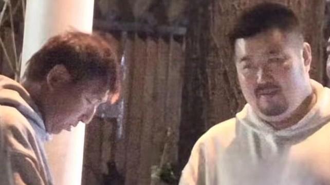 陈羽凡|46岁陈羽凡近况曝光，与好友聚餐喝到迷糊，街边亲吻宋冬野不避嫌