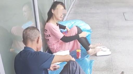 广东一女孩没钱饿着肚子，大爷买东西给她吃，等吃完后让女孩付钱