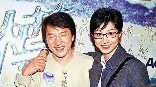 成龙|成龙23岁女儿街头领救济食品，没有爹妈照顾，她学会了自力更生