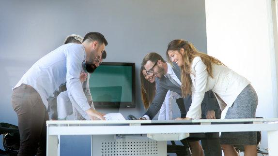 退休|那么当遇到比你赚得更多钱的人的时候，你是否会考虑提高你的工作待遇