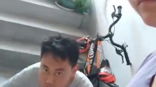 山东一女子和丈夫在家打架，互不相让疯狂撕扯，随后婆婆举动亮了
