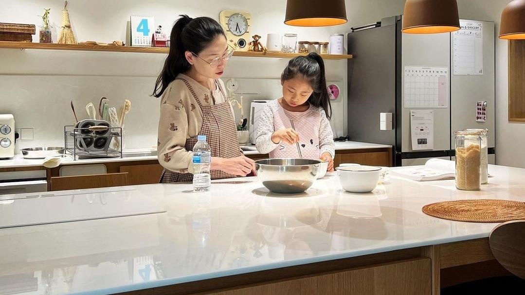 家里最好做这4个互动型家居设计，厨房墙面做室内窗，一个人做饭也不会孤独