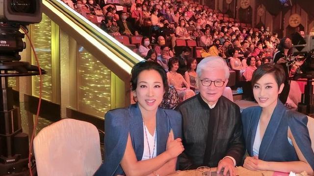 |郭晶晶婆婆端庄大气！穿蕾丝裙优雅迷人，74岁富豪老公常伴左右