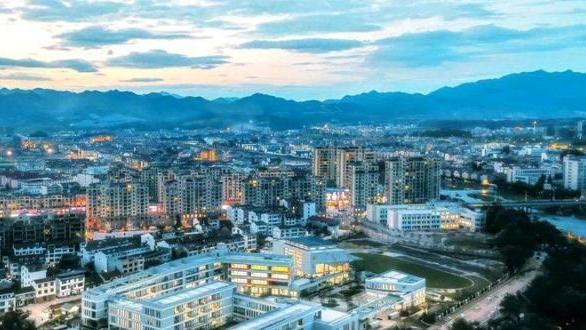 浙江省|浙江面积最大的地级市，比杭州、宁波都要大，资源丰富、美景众多