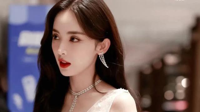 古力娜扎|娜扎身穿性感长裙出镜，被贴上“小三”标签，张天爱曝光渣男录音