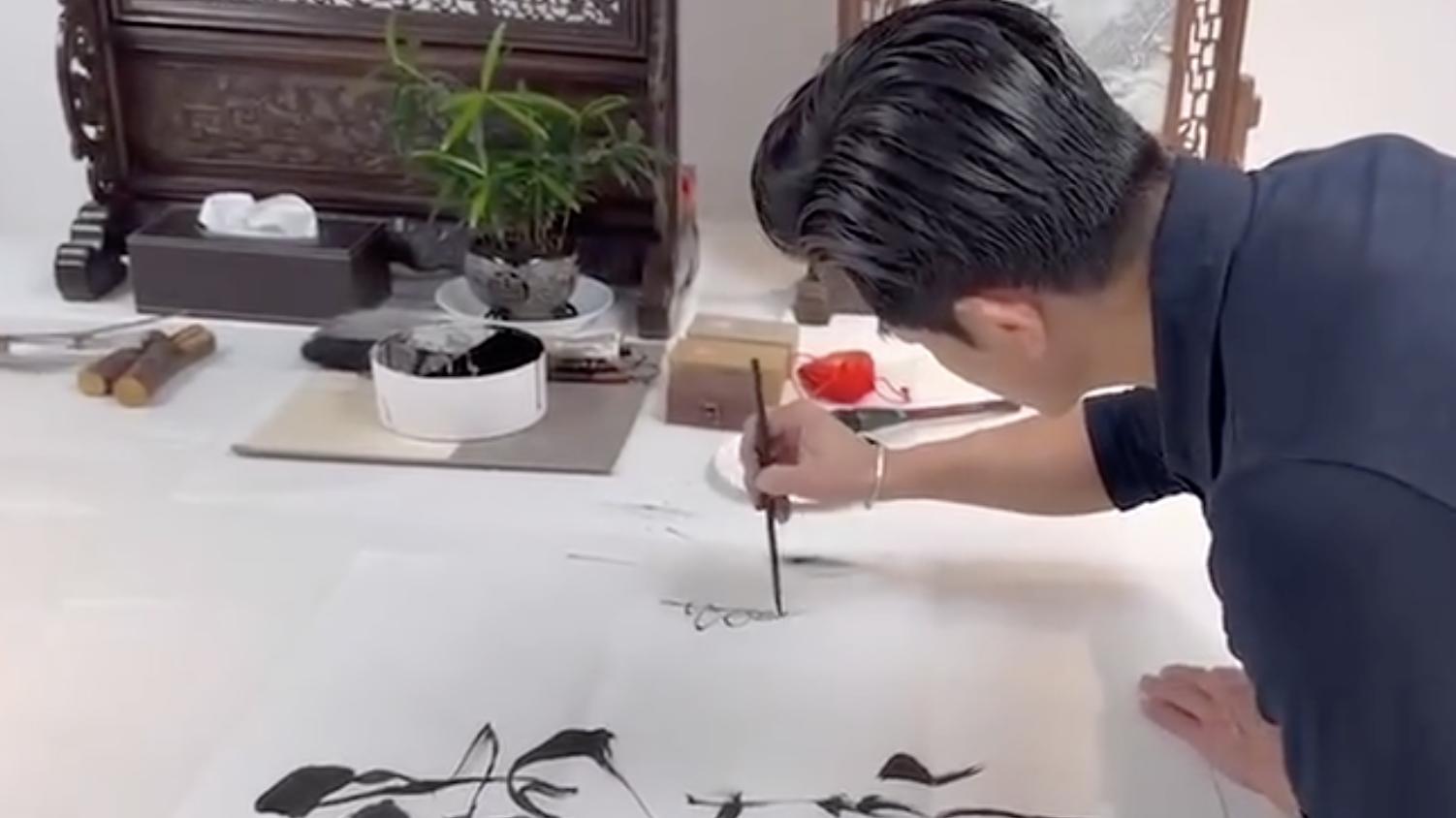 郭富城|郭富城书法拍卖，四个字筹得100万善款，教幼儿园孩子写字有耐心