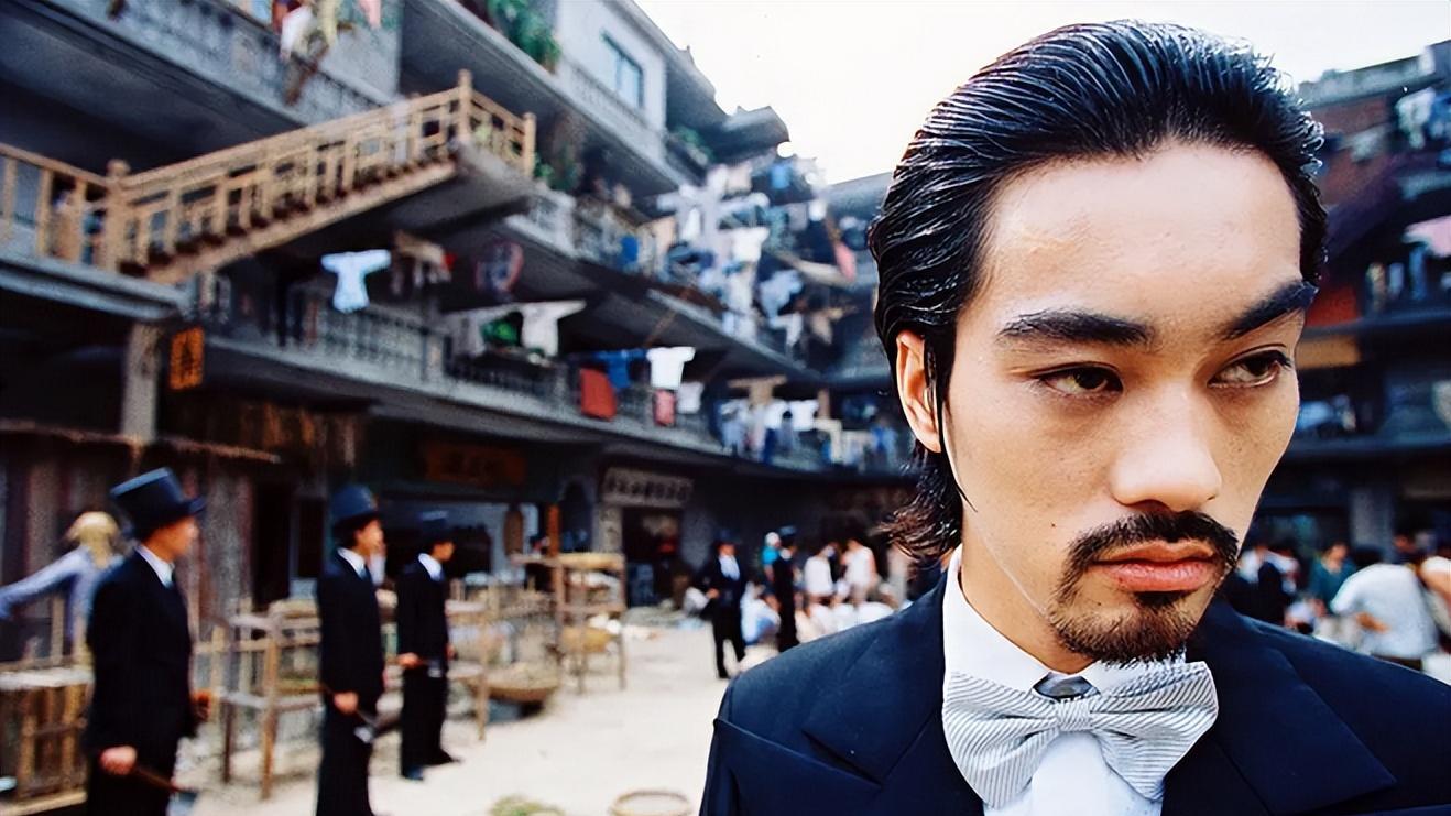 陈国坤|陈国坤：被周星驰雪藏，8年仅拍2部戏，成名后跪在李小龙墓前痛哭