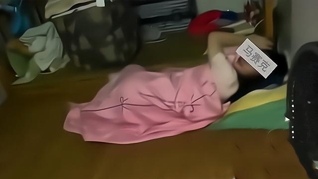 广东：女子捉奸老公，踢了半个小时才开门，陌生女：我们只是朋友