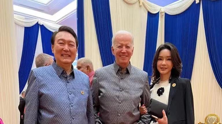 麻花辫 韩国第一夫人变迷妹！把老公撇一边挽拜登胳膊合照，拜登笑不拢嘴