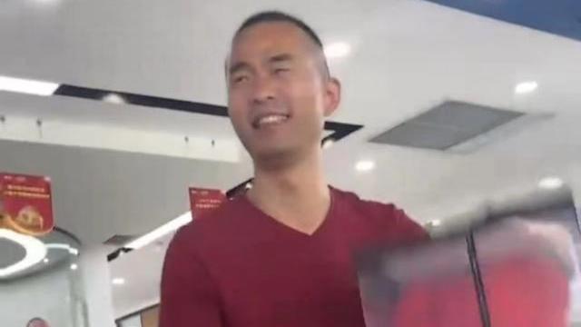 回顾女生收到男友高价礼物，高兴2分钟，男同事嘲笑：义乌就1块钱