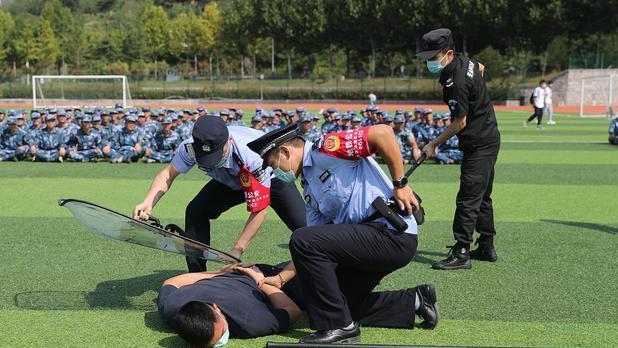 湖北襄阳一男子，因杀人潜逃29年，在一饭馆后厨做饭时被捕获