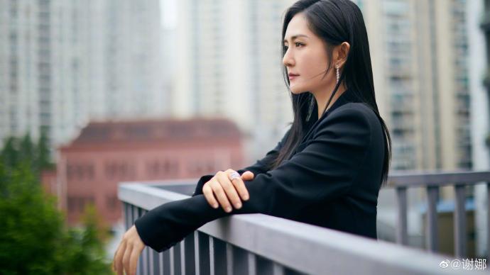 谢娜|谢娜在社交平台高调发文，真的急了！