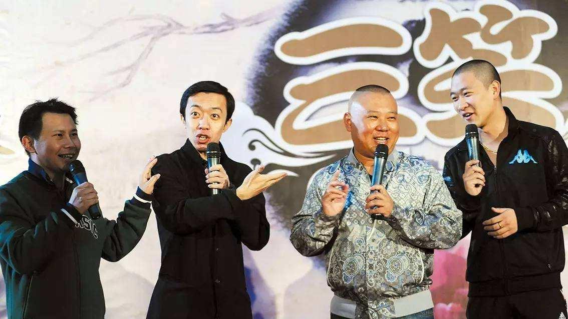 曹云金|曹云金和岳云鹏同台演出，曹云金一把将其锁喉，台下的观众叫好