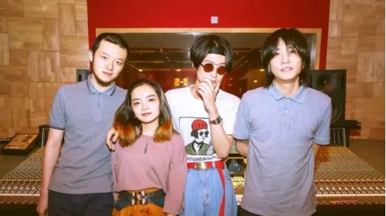 |知名歌手曝大瓜！揭露女经纪人大量丑闻，称其同时交往10个男友