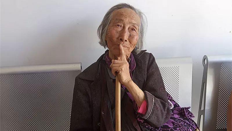 开车刮倒电瓶车对方住院不出来，一直找我要钱不给就起诉我让法院扣我的车，怎么办？