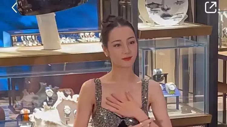 迪丽热巴|迪丽热巴参加活动被吐槽，任何场合都捂着胸口，网友评怕露就别穿