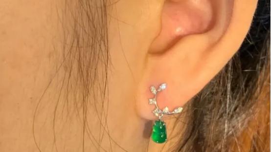 古钱币|翠轩一品-你知道圆脸、方脸怎么选翡翠耳饰吗？