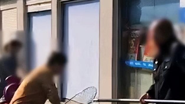 大妈遛狗不拴绳保安抄起网兜抓狗，人狠话不多，专治各种不服大妈