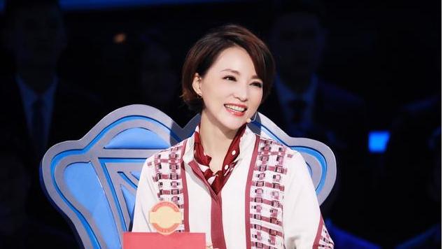 董卿|2009年，董卿被拍到和有妇之夫密春雷过从甚密。董卿的父亲多次对她劝说