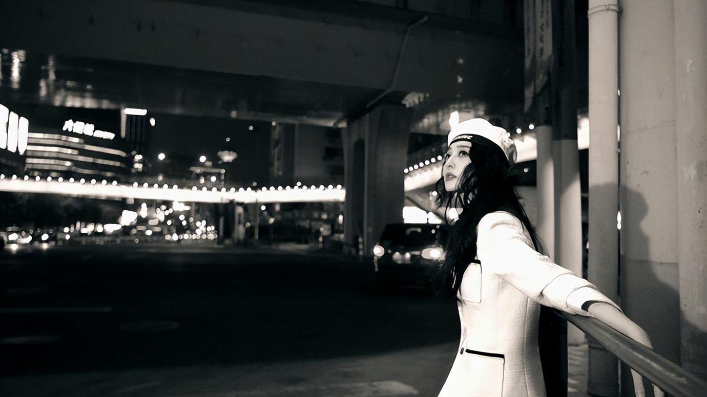 范冰冰|41岁范冰冰，出席上海时装周，大方晒近照，面部神态显得闷闷不乐