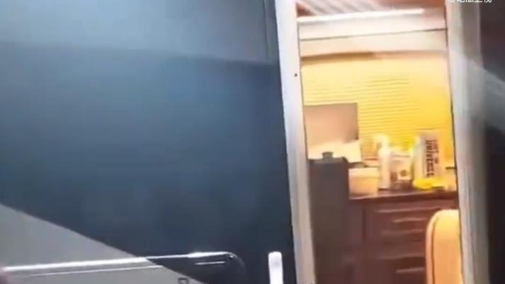 赵露思|“宠粉狂魔”赵露思下班后与粉丝合唱互动，热情合影可爱至极！