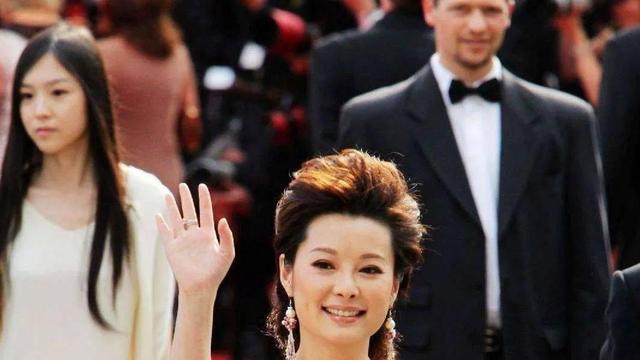 袁立|疑袁立小号发文，称50%业内人士认为吴亦凡无罪，网友表示不可信