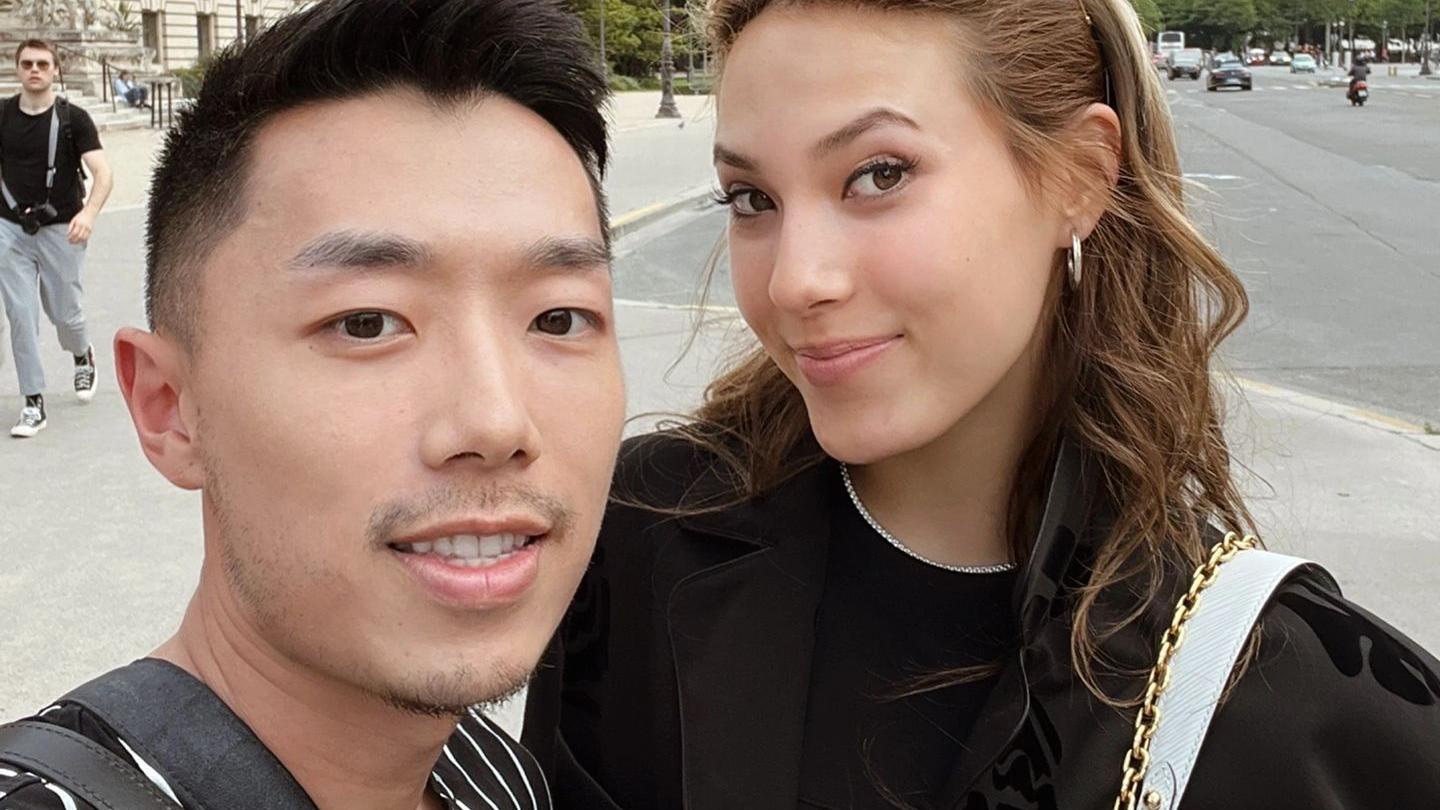 saas|拉风! 谷爱凌一身LV陪奶奶逛巴黎小皇宫, 被哈佛学霸追星闪闪发光