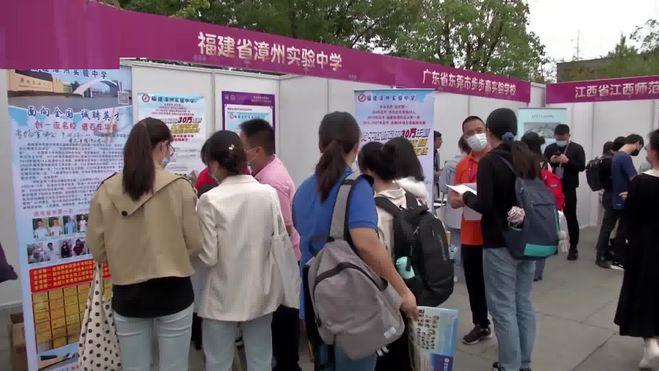 教师|江苏一中学起薪40万招聘教师，难道只闻到了金钱的味道？