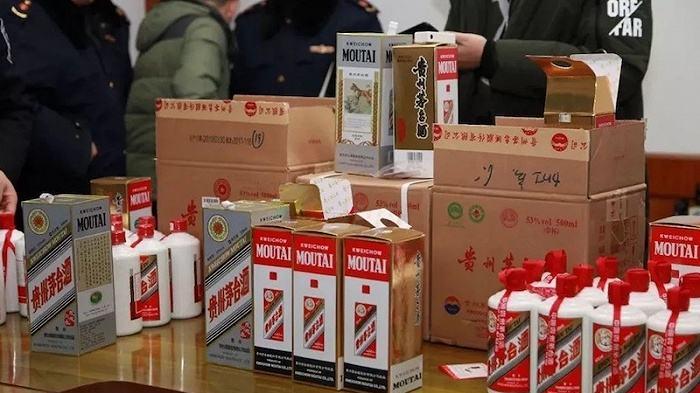 湖北宜昌，一男子80000元买了10箱茅台，但是他觉得是假酒，因为是用牛奶纸箱运输包装的
