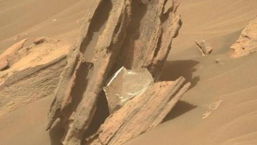 谁在火星扔垃圾？毅力号发现闪亮的箔片，NASA：是火星车拍的
