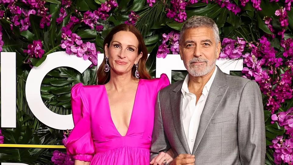 |茱莉亚·罗伯茨现身红毯！穿低胸晚礼服明艳动人，挽着布鲁尼超闪