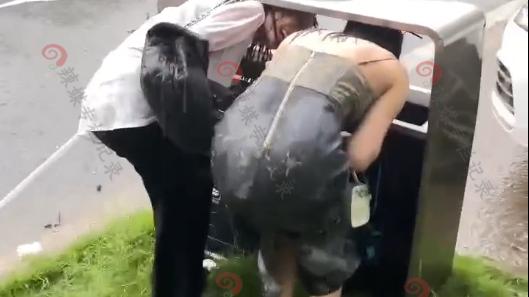 高手！两女子将头扎进垃圾箱避雨，身上湿透，网友：顾头不顾尾