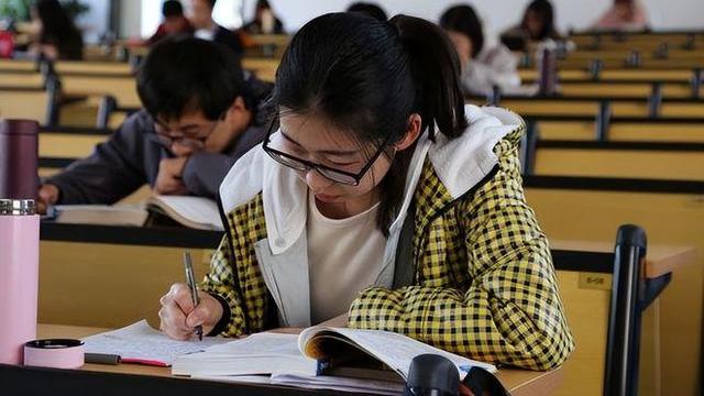 考研|“公务员跟研究生”差距大吗？三方面发展方向不同，选择时要谨慎