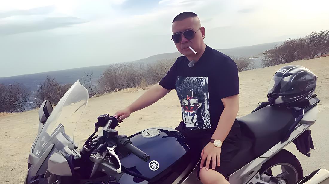 |孔云龙把郭德纲把18万元摩托车偷偷开走，不料发生车祸，人仰马翻